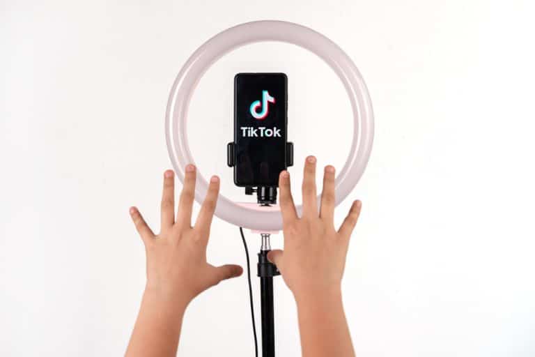 How To Do the Front Flash on TikTok? ITGeared