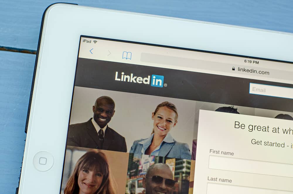 How to create a professional LinkedIn profile picture with a mobile photo