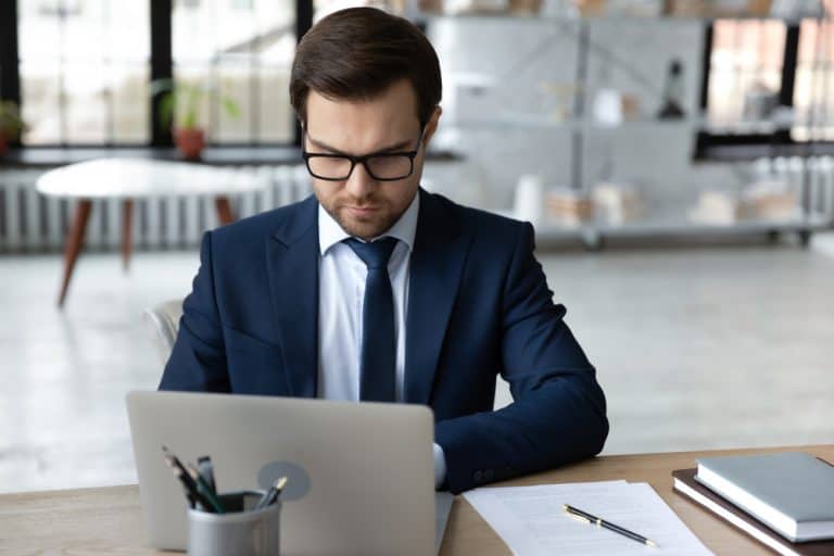 How To Look Professional on Zoom? ITGeared