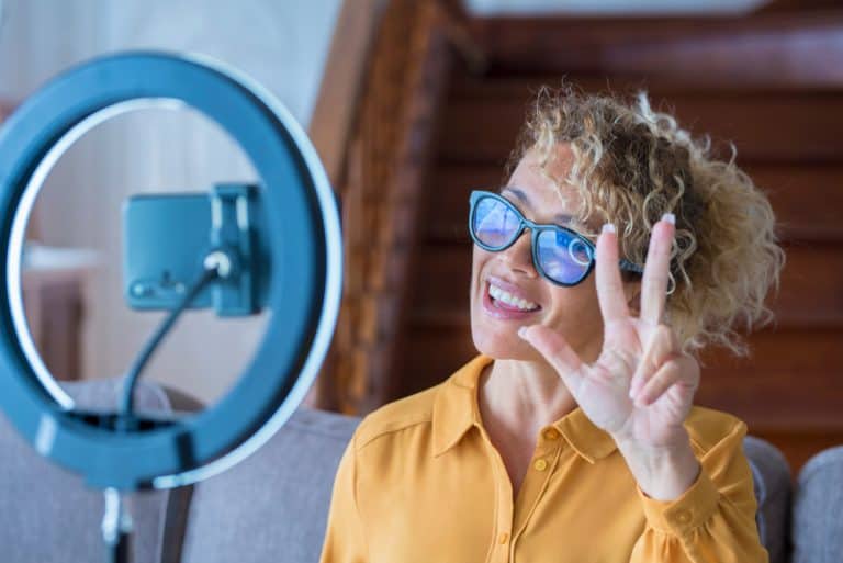 What Is the Best Lighting for Zoom Meetings? ITGeared